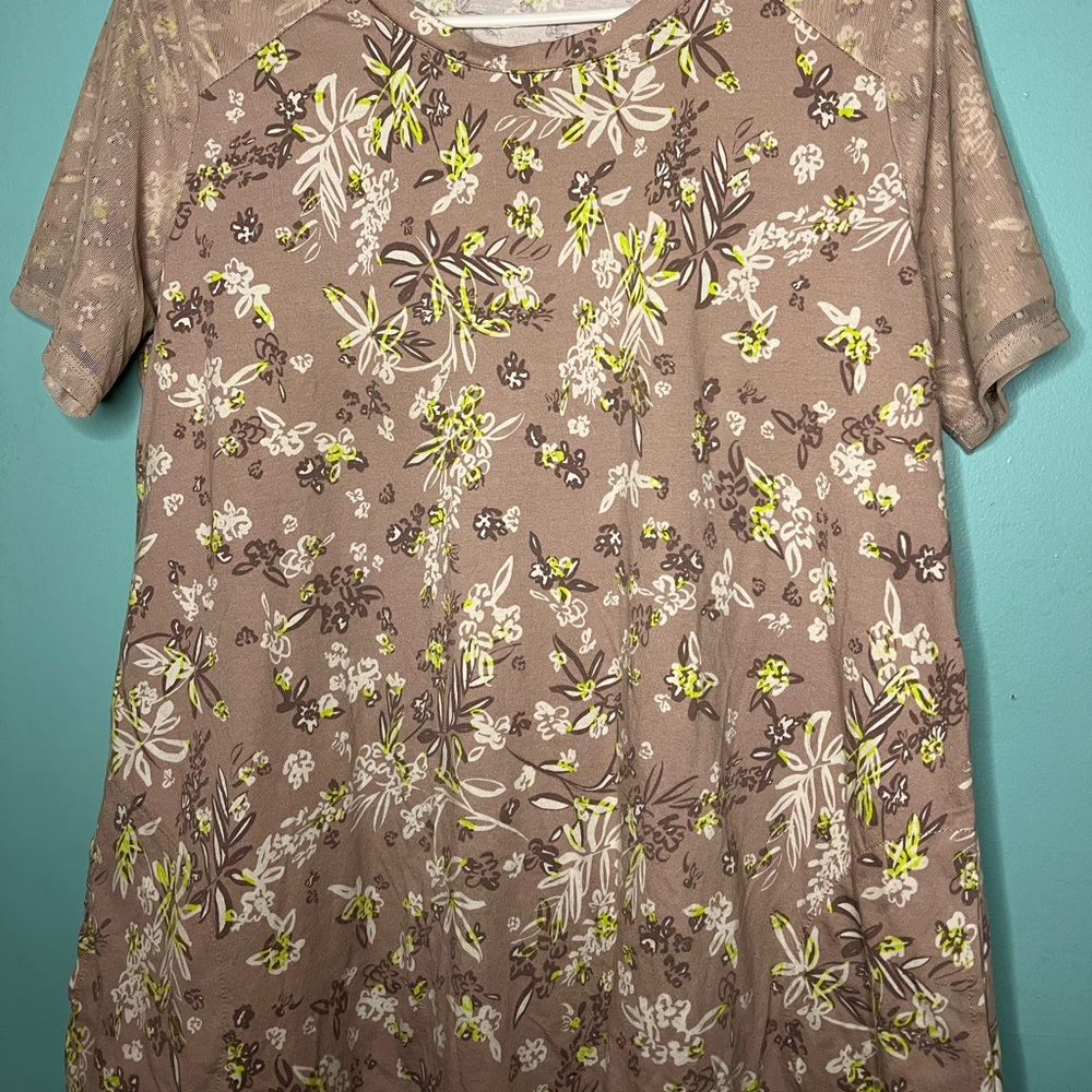 Logo size small tshirt